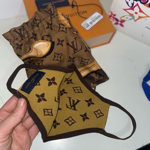 Louis Vuitton mask and silk bag - Picture 4 of 9